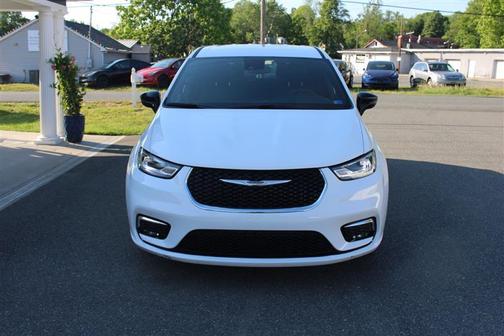 Bright White Clearcoat 2026 Chrysler Pacifica L