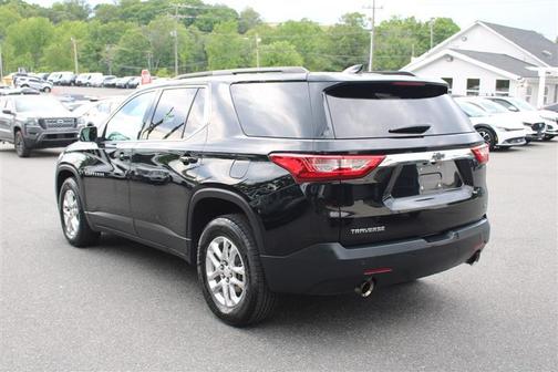 Mosaic Black Metallic 2021 Chevrolet Traverse LT Cloth