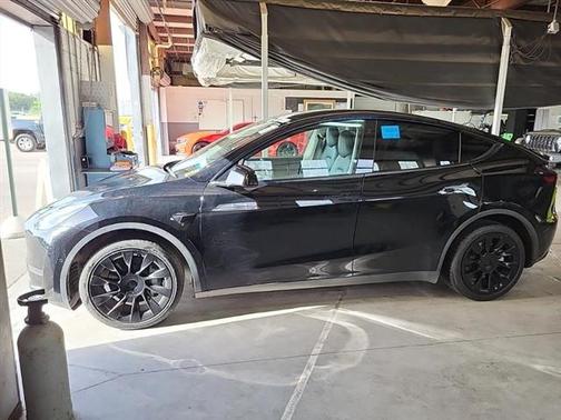 2022 Tesla Model Y Long Range Dual Motor All-Wheel Drive