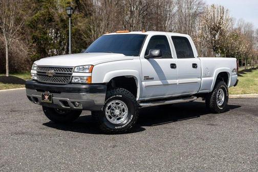 White 2005 Chevrolet Silverado 2500 LS H/D Crew Cab
