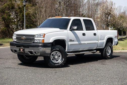 White 2005 Chevrolet Silverado 2500 LS H/D Crew Cab