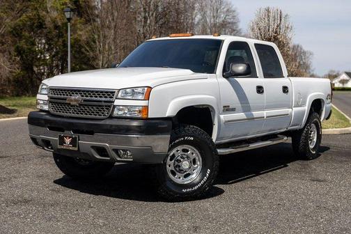 White 2005 Chevrolet Silverado 2500 LS H/D Crew Cab