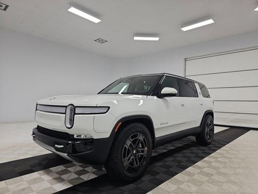 2024 Rivian R1S Adventure Package