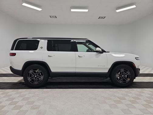 2024 Rivian R1S Adventure Package