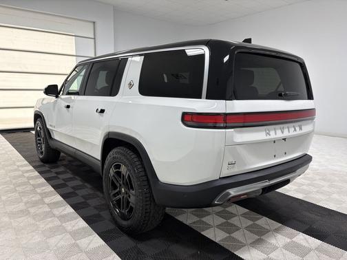 2024 Rivian R1S Adventure Package
