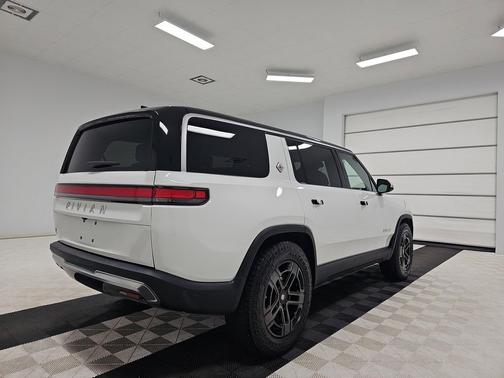 2024 Rivian R1S Adventure Package
