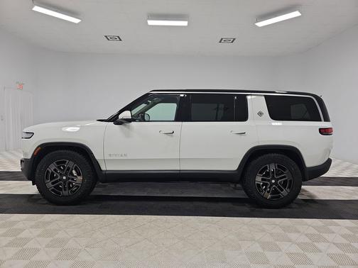 2024 Rivian R1S Adventure Package