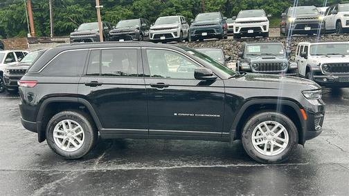 Diamond Black Crystal Pearlcoat 2026 Jeep Grand Cherokee Laredo