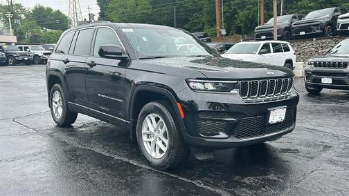 Diamond Black Crystal Pearlcoat 2026 Jeep Grand Cherokee Laredo