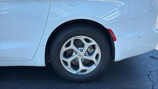 Bright White Clearcoat 2024 Chrysler Pacifica Limited