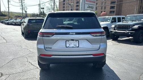 Silver Zynith 2026 Jeep Grand Cherokee Limited