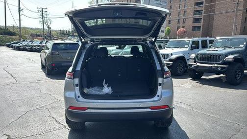 Silver Zynith 2026 Jeep Grand Cherokee Limited