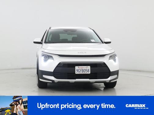 White 2023 Kia Niro LX