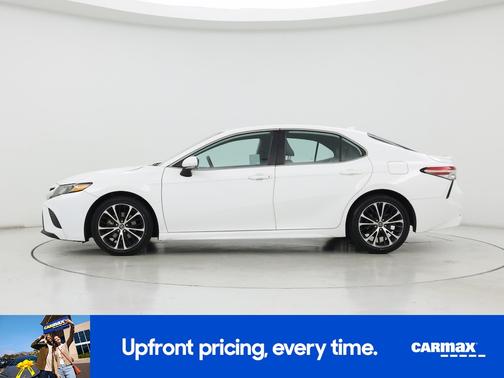 White 2019 Toyota Camry SE