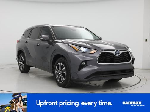 Gray 2022 Toyota Highlander Hybrid XLE