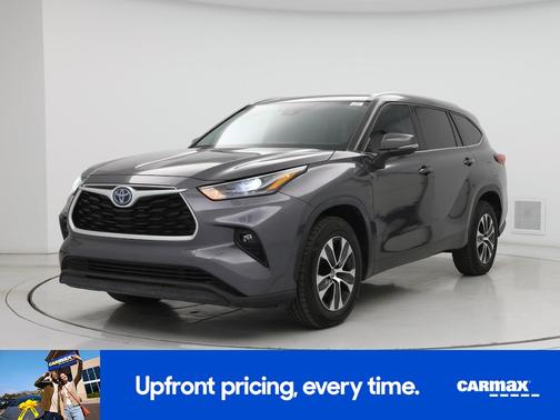 Gray 2022 Toyota Highlander Hybrid XLE