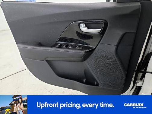 White 2022 Kia Niro LXS