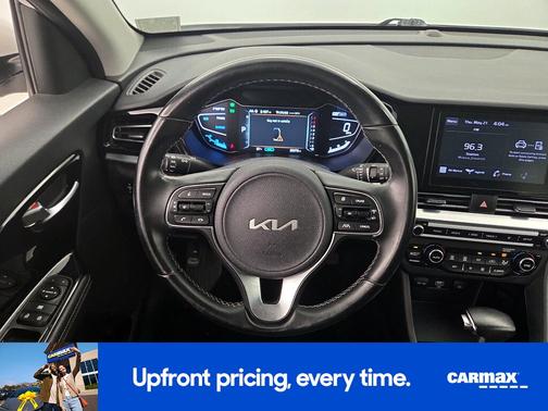White 2022 Kia Niro LXS