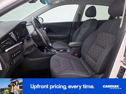 White 2022 Kia Niro LXS
