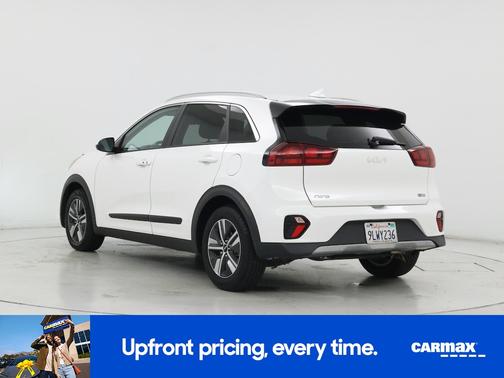 White 2022 Kia Niro LXS