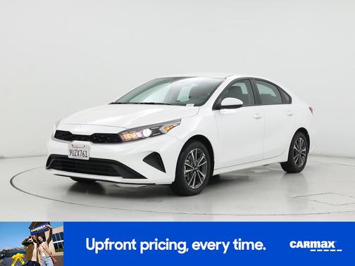 White 2024 Kia Forte LXS