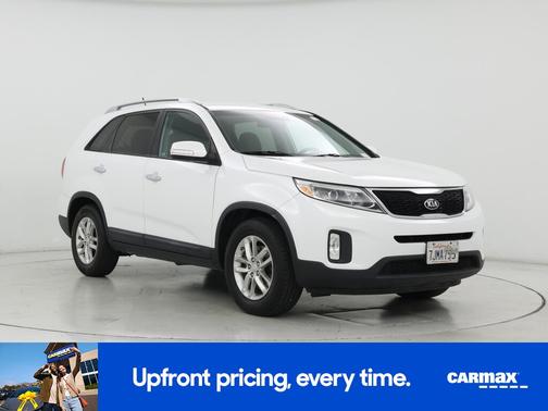 White 2015 Kia Sorento LX