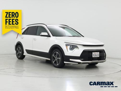 White 2023 Kia Niro SX
