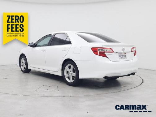 White 2014 Toyota Camry SE