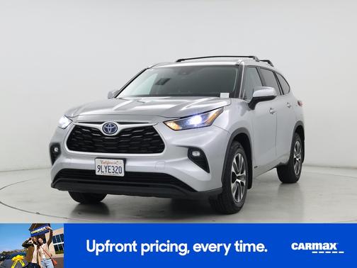 Silver 2024 Toyota Highlander Hybrid XLE