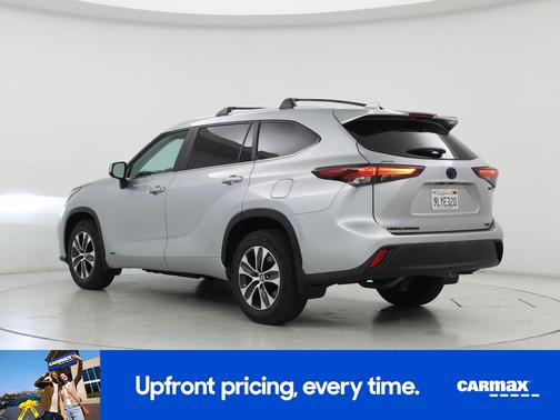 Silver 2024 Toyota Highlander Hybrid XLE