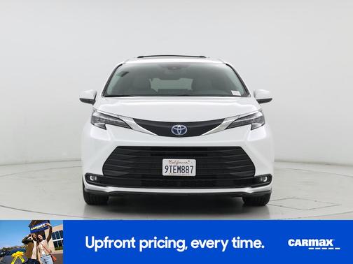 White 2025 Toyota Sienna XLE