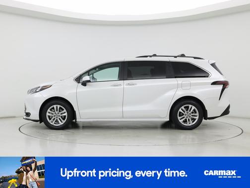 White 2025 Toyota Sienna XLE