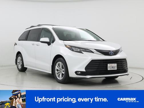 White 2025 Toyota Sienna XLE