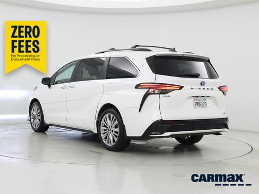 White 2022 Toyota Sienna XSE