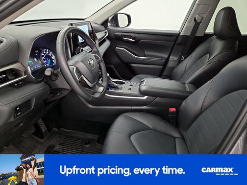Gray 2025 Toyota Highlander Hybrid XLE