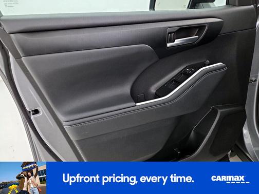 Gray 2025 Toyota Highlander Hybrid XLE