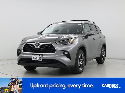 Gray 2025 Toyota Highlander Hybrid XLE