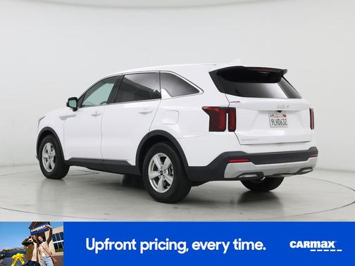 White 2024 Kia Sorento LX