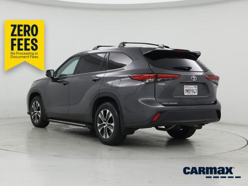 Gray 2022 Toyota Highlander Hybrid XLE