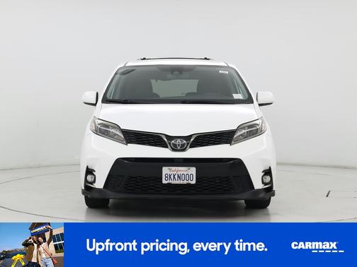 White 2019 Toyota Sienna SE