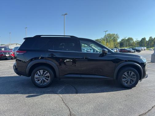 2022 Nissan Pathfinder SV 4WD