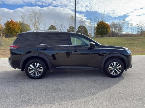 2022 Nissan Pathfinder SL 4WD