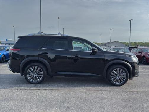 2022 Nissan Pathfinder SL 4WD