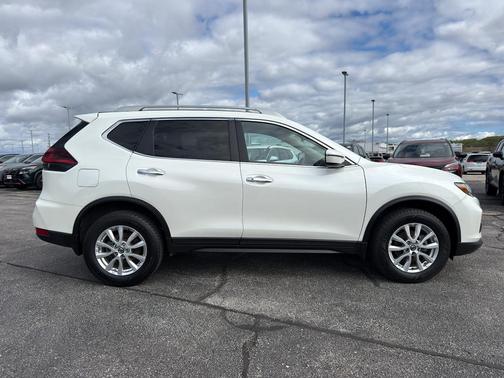 Pearl White Tricoat 2019 Nissan Rogue SV
