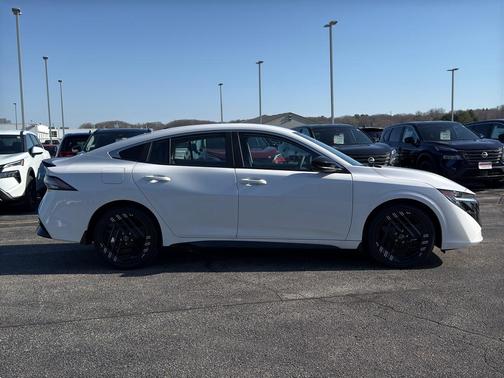 Aspen White Tricoat 2026 Nissan Sentra SR