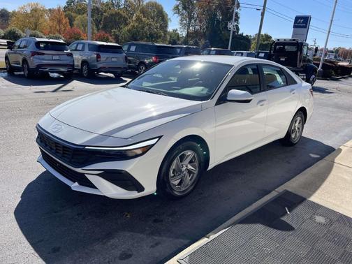 2024 Hyundai ELANTRA SE