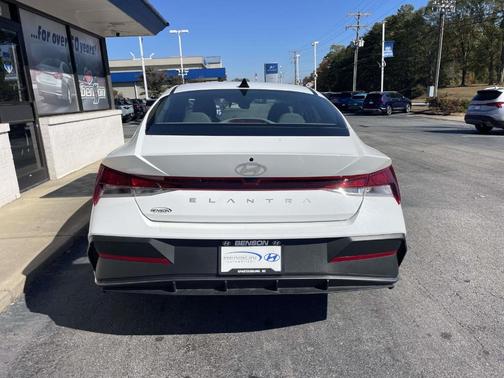 2024 Hyundai ELANTRA SE