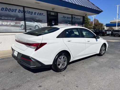 2024 Hyundai ELANTRA SE