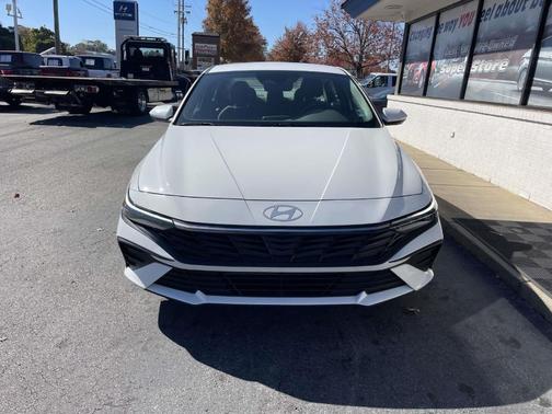 2024 Hyundai ELANTRA SE