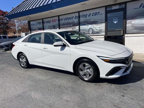 2024 Hyundai ELANTRA SE